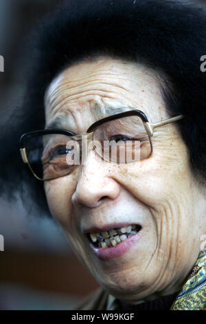 --File-- Le fichier photo prise le 9 mars 2006 montre l'Opéra Yueju master Yuan Xuefen. Yuan est mort d'une maladie Samedi (19 février 2011) à son domicile Banque D'Images