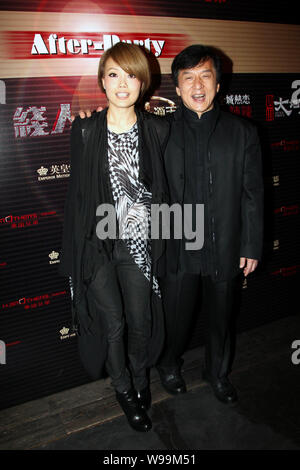 Hong Kong chanteuse et actrice Joey Yung et l'acteur Jackie Chan y assister après-party de 30e Hong Kong Film Awards à Hong Kong, Chine, 18 avril 2011. Banque D'Images