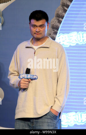 Basket-ball chinois retraités superstar Yao Ming assiste à un événement promotionnel pour la marque de biscuits Oreo à Shanghai, Chine, le 23 novembre 2011. Banque D'Images