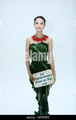 L'actrice chinoise Gao Yuanyuan pose dans une robe faite de laitues et feuilles de chou lors d'un événement organisé par des personnes pour le traitement éthique des Anima Banque D'Images