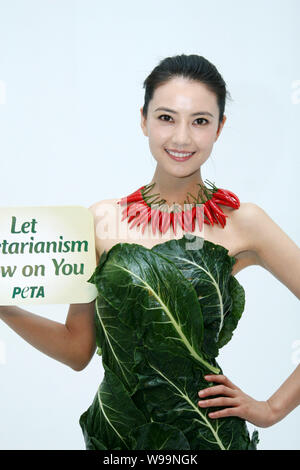 L'actrice chinoise Gao Yuanyuan pose dans une robe faite de laitues et feuilles de chou lors d'un événement organisé par des personnes pour le traitement éthique des Anima Banque D'Images