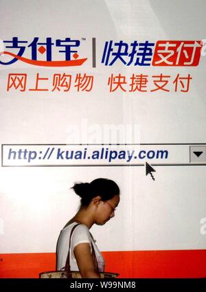 --File--un piéton passe devant une publicité pour Alipay à Shanghai, Chine, 21 août 2011. La tierce partie Alipay.com, paiement Internet subsidi Banque D'Images