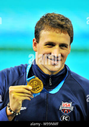 Ryan Lochte médaillé d'or des États-Unis montre sa médaille après la cérémonie de la mens 200 mètres quatre nages, une épreuve de natation au cours de Banque D'Images