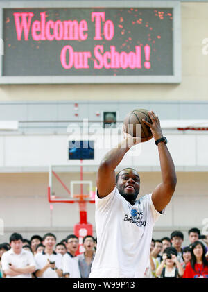 Star de la NBA Carl Landry, de l'enseigne New Orleans Hornets basket-ball pour les jeunes joueurs de basket-ball au cours d'une réunion avec des fans chinois au moyen d'un s Banque D'Images