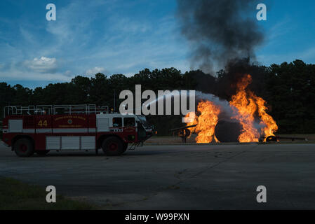 Les pompiers éteindre un fuselage formation la proie des flammes au cours de Patriot Warrior 2019 à Dobbins Air Reserve Base, Géorgie, le 11 août, 2019. Patriot Warrior est l'Air Force Reserve Command's premier exercice, lui offrir la possibilité de réserver des aviateurs à former des citoyens avec des partenaires internationaux et en transport aérien, d'appui à la mobilité et d'évacuation aéromédicale. Cet exercice est destiné à renforcer nos capacités de combat d'aujourd'hui et continuent d'influencer nos capacités pour la lutte, l'augmentation de l'état de préparation, l'agilité et la létalité de la Réserve aérienne. (U.S. Air Force photo de Tech. Le Sgt Banque D'Images