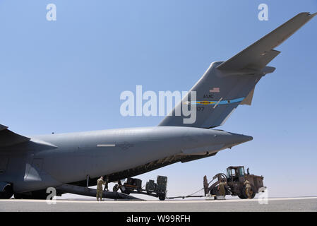 Aviateurs de la 332e Escadre expéditionnaire de la Force expéditionnaire et 380e Escadron de maintenance des aéronefs de transport en prévision de l'exercice à la foudre Agile 332 AEW, Asie du Sud-Ouest, le 4 août 2019. Le EMXS 380 est originaire de la base aérienne d'Al Dhafra, aux Émirats arabes unis. L'exercice a démontré la méthode adaptative fondant où le personnel et les avions peuvent fonctionner dans des environnements austères pour remplir des missions essentielles indispensables à la défense de biens américains et du personnel et à l'alimentation de l'air projet. (U.S. Air Force photo par AFCENT PA/avec la permission de la photo) Banque D'Images