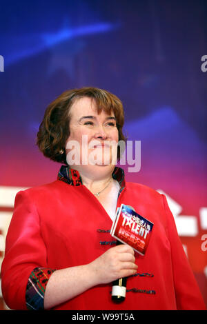 La chanteuse britannique Susan Boyle assiste à une conférence de presse pour Chinas Got Talent à Shanghai, Chine, le 8 juillet 2011. Banque D'Images