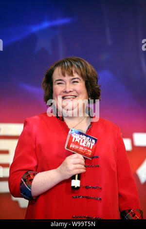 La chanteuse britannique Susan Boyle assiste à une conférence de presse pour Chinas Got Talent à Shanghai, Chine, le 8 juillet 2011. Banque D'Images