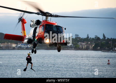 Une Garde côtière canadienne Le Secteur de San Diego Jayhawk MH-60T'équipage de l'hélicoptère effectue une démonstration de recherche et de sauvetage dans la région de San Diego le 10 août 2019. La démonstration faisait partie de film nuit à bord de l'allée centrale, qui comprenait un examen préalable du tuteur. (U.S. Vidéo de la Garde côtière par Maître de 1ère classe Patrick Kelley) Banque D'Images