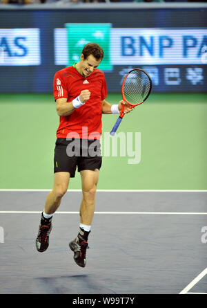 Andy Murray d'Angleterre célèbre sa victoire sur David Ferrer de l'Espagne dans leur finale de mens au cours de la 2011 Tennis Masters Shanghai tournamen Banque D'Images