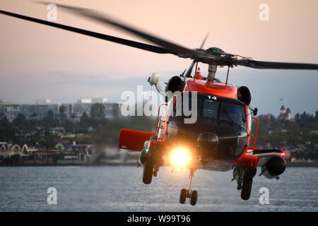 Une Garde côtière canadienne Le Secteur de San Diego Jayhawk MH-60T'équipage de l'hélicoptère effectue une démonstration de recherche et de sauvetage dans la région de San Diego le 10 août 2019. La démonstration faisait partie de film nuit à bord de l'allée centrale, qui comprenait un examen préalable du tuteur. (U.S. Vidéo de la Garde côtière par Maître de 1ère classe Patrick Kelley) Banque D'Images