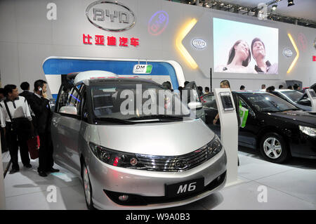 Les acheteurs de voitures chinoises regardez une BYD M6 au cours d'une auto show de la ville de Shenzhen, Chine du Sud la province du Guangdong, le 17 novembre 2010. Chines des Banque D'Images