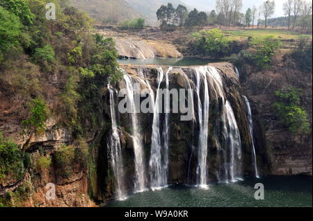 L'eau est limitée vu à la cascade de Huangguoshu au cours d'une grave sécheresse à Anshun city, au sud-ouest de la province de Guizhou, Chine, le 21 mars 2010. Chines Banque D'Images