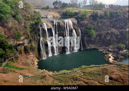 L'eau est limitée vu à la cascade de Huangguoshu au cours d'une grave sécheresse à Anshun city, au sud-ouest de la province de Guizhou, Chine, le 21 mars 2010. Chines Banque D'Images