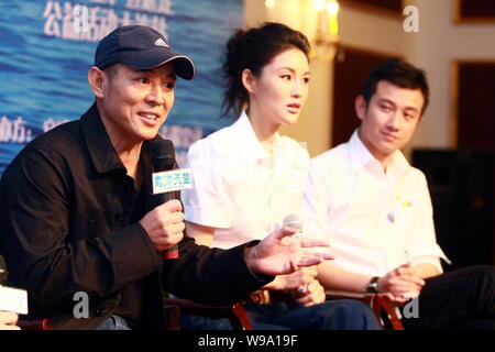 Acteur kungfu chinois Jet Li, gauche, parle à côté de l'actrice chinoise Chen et acteur chinois Duan Wen Zhang lors d'une conférence de presse pour le film, Ocean Hea Banque D'Images