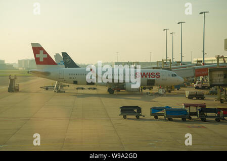 AMSTERDAM, Pays-Bas - 17 septembre 2017 : Airbus A320-200 (HB-JLT) Swiss International Air Lines sur l'aéroport de Schiphol peron dans un ciel ensoleillé Septembre mo Banque D'Images