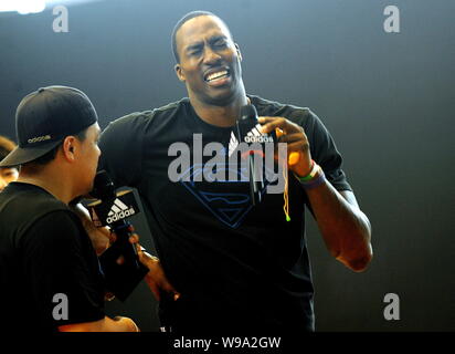 Joueur NBA Dwight Howard du Magic d'Orlando réagit lors de la cérémonie d'ouverture de la concurrence de la région de Shenyang Basket Adidas Summer Leag Banque D'Images