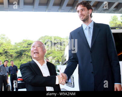 Joueur de basket-ball espagnol Pau Gasol des Los Angeles Lakers, droite, serre la main avec le comédien chinois Guo Degang après l'arrivée à l'organisme de bienfaisance au Banque D'Images