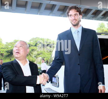 Joueur de basket-ball espagnol Pau Gasol des Los Angeles Lakers, droite, serre la main avec le comédien chinois Guo Degang après l'arrivée à l'organisme de bienfaisance au Banque D'Images