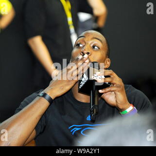 Joueur NBA Dwight Howard du Magic d'Orlando de gestes au cours de la cérémonie d'ouverture de la concurrence de la région de Shenyang Basket Adidas Le d'été Banque D'Images