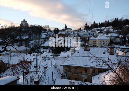 Avis de New Castle de Banska Stiavnica pendant le lever du soleil en hiver, Slovaquie Banque D'Images