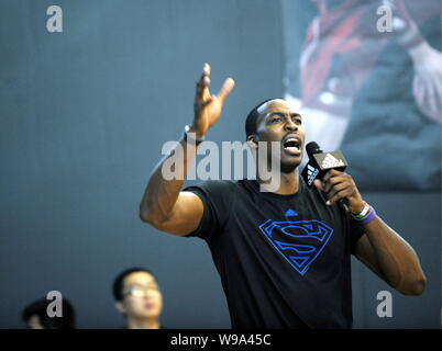 Joueur NBA Dwight Howard du Magic d'Orlando prend la parole lors de la cérémonie d'ouverture de la concurrence de la région de Shenyang Basket Adidas Summer Leag Banque D'Images