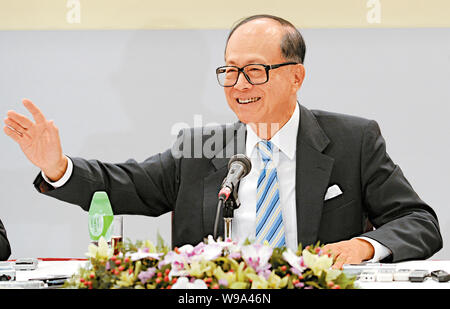 --File-- Li Ka-shing, président de Cheung Kong (Holdings) Limited (Cheung Kong Holdings) et président de Hutchison Whampoa, est vu lors d'une conf de presse Banque D'Images