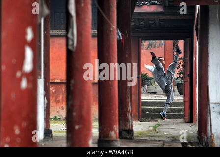 --FILE--un moine au temple Zhaojue kungfu pratiques dans le sud-ouest de la ville de Chengdu, province du Sichuan, Chine, 22 décembre 2009. Fondée au 7e c Banque D'Images