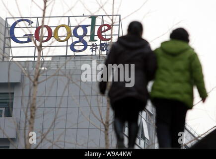 Les résidents locaux chinois passent devant le siège de Google en Chine Beijing, Chine, 21 mars 2010. Google Inc a fermé son service de recherche en Chine Banque D'Images