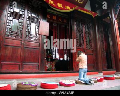 --FILE--un visiteur chinois prie au temple Zhaojue, au sud-ouest de la ville de Chengdu en Chine dans la province du Sichuan. Fondée au 7ème siècle, le Temple de Zhaojue Banque D'Images