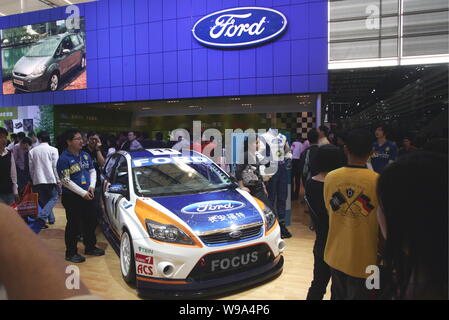 --File-- visiteurs chinois regarder une Ford Focus au cours d'une auto show à Shanghai, Chine, le 29 avril 2009. Changan Automobile Ford Co - le joint ventur Banque D'Images