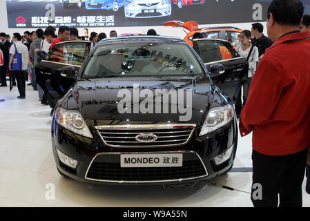 --FILE--visiteurs regardez une Ford Mondeo à la 13e Exposition de l'industrie internationale de l'Automobile de Shanghai, connue sous le nom de Auto Shanghai 2009, à Shanghai, Ch Banque D'Images