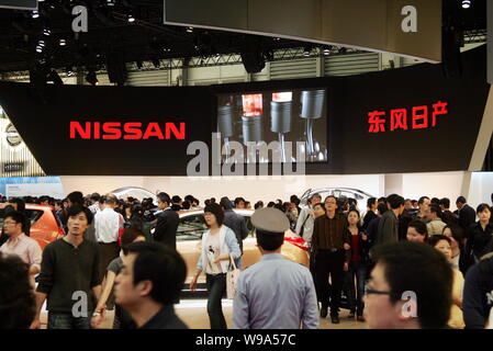 --FILE--Foule de visiteurs regarder les voitures Nissan au 13e Salon International de l'Automobile International de Shanghai, connue sous le nom de Shanghai Auto 2009, à Shan Banque D'Images