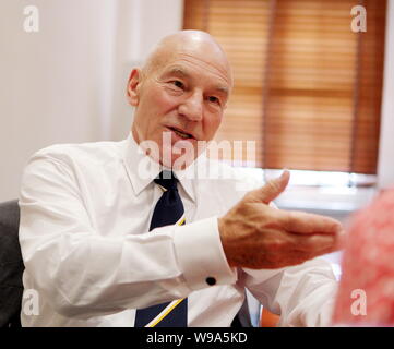 L'acteur britannique et le professeur Sir Patrick Stewart, chancelier de l'Université de Huddersfield, prend la parole lors d'une entrevue après la soirée de remise des prix au t Banque D'Images