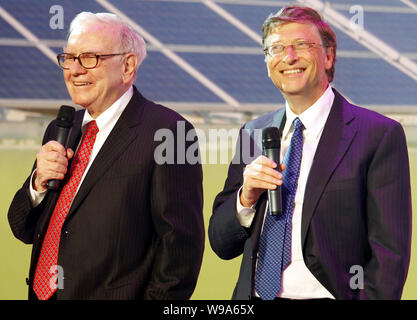 Co-fondateur de Microsoft Bill Gates, droite, et investisseur américain et philanthrope Warren Buffet sont vus au cours de la M6 de BYD cérémonie de lancement à l'échelle nationale dans Banque D'Images