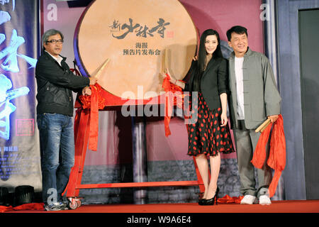 (De gauche) Hong Kong film réalisateur Benny Chan, l'actrice chinoise Fan Bingbing et Hong Kong Jackie Chan superstar kungfu posent lors d'une conférence de presse à Banque D'Images