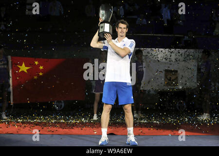 Andy Murray de la Grande-Bretagne soutient le trophée champion pendant une cérémonie de remise de prix après avoir battu Roger Federer de la Suisse à la finale du 2010 Sha Banque D'Images