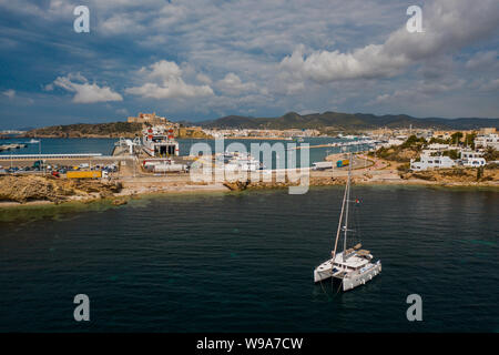 Vue aérienne sur catamaran et port sur l'arrière-plan. Banque D'Images