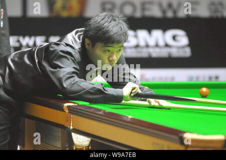 Ding Junhui Chines joue un coup contre Jamie faire face de l'Angleterre au deuxième tour de la World Snooker 2010 Masters de Shanghai International Amtran dans Shanghai, Chine, Banque D'Images