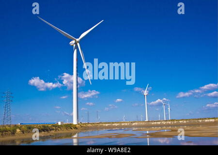 --FILE--voir des éoliennes dans un parc éolien à Dongying city, province du Shandong, Chine de l'est 2 octobre 2009. Les écologistes du monde entier ont prais Banque D'Images