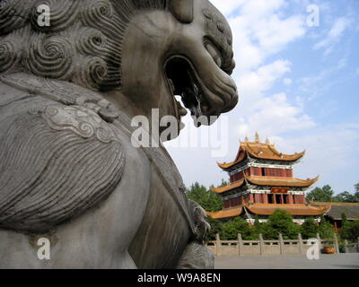 --FILE--lampes à huile sont vu brûler à Temple Zhaojue, au sud-ouest de la ville de Chengdu en Chine dans la province du Sichuan, le 2 juin 2005. Fondée au viie siècle, Zh Banque D'Images