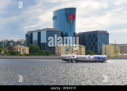 ST. PETERSBURG, Russie - le 26 juillet 2015 bateau hydroptère : Meteor sur la rivière Neva dans le contexte de la 'St. Petersburg Plaza' centre d'affaires sur Banque D'Images