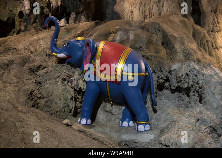 Récemment rénové et peint en bleu à la figure de l'éléphant hindou Batu Caves à Kuala Lumpur, Malaisie Banque D'Images