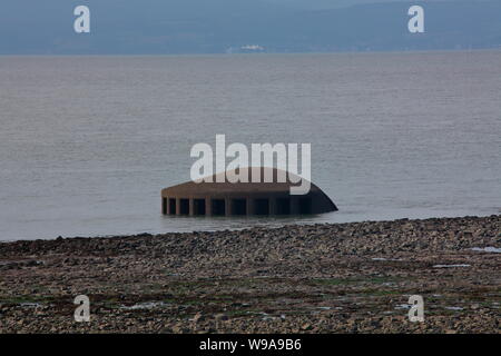 L'une des deux sorties d'eau chaude placé à la laisse de basse mer sur la côte à Aberthaw power station à Gileston beach habituellement invisibles. Banque D'Images