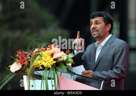 Le président iranien Mahmoud Ahmadinejad parle lors d'une cérémonie célébrant la Journée du pavillon de l'Iran au cours de sa visite dans le site de l'Expo de Shanghai, Chine, Jun Banque D'Images