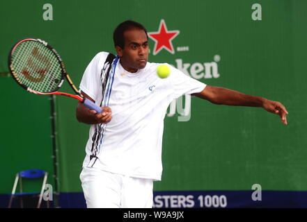 Rajeev Ram de U.S. renvoie un shot à Daniel Gimeno-Traver d'Espagne dans l'habitation admissible de la Rolex Masters 2010 de Shanghai au Shanghai Qi Zhong Hafid Banque D'Images