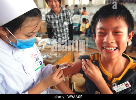 --File-- Un jeune garçon chinois reçoit la vaccination dans les pays, de la ville de Binzhou Zouping, east Chines La province de Shandong, le 25 septembre 2009. Près de 100 mi Banque D'Images