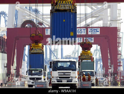 --FILE--grues, camions de charge avec des conteneurs dans un terminal à conteneurs du port de Tianjin, Chine, 1 avril 2009. Le gouvernement chinois s'accélère u Banque D'Images