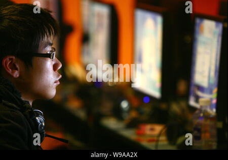 Un utilisateur de l'Internet chinois joue un jeu en ligne dans un café Internet dans la ville de Fuyang, Chine de l'est la province de l'Anhui, le 15 janvier 2010. Internet Chines econom Banque D'Images