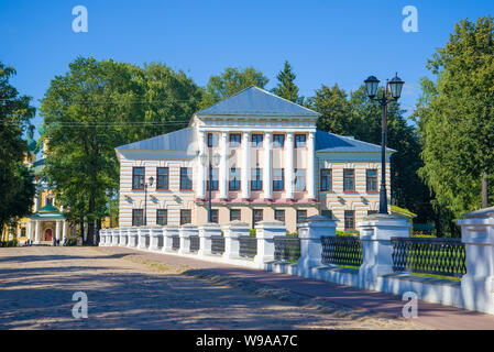 Vue de l'ancien bâtiment du Conseil de la ville sur une journée ensoleillée d'août. Uglich, anneau d'Or Banque D'Images